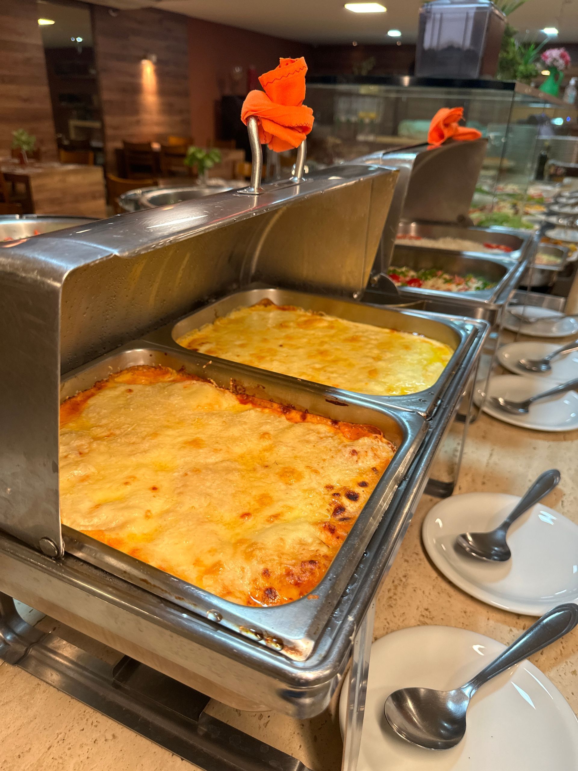 Rechauds de buffet com caçarola assada e conchas em um balcão de serviço
