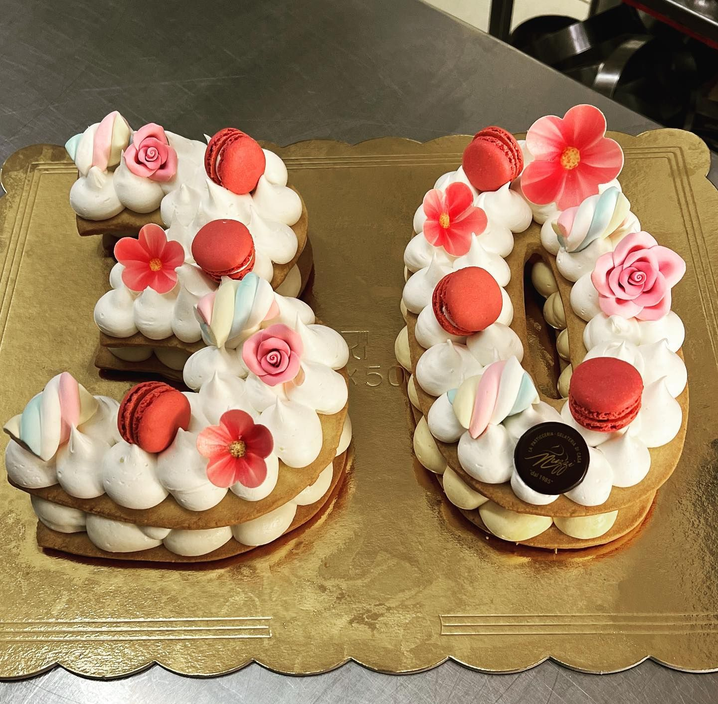 Una torta a strati a forma di