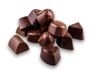 Un mucchio di cioccolatini fondenti assortiti di varie forme e motivi su uno sfondo bianco.
