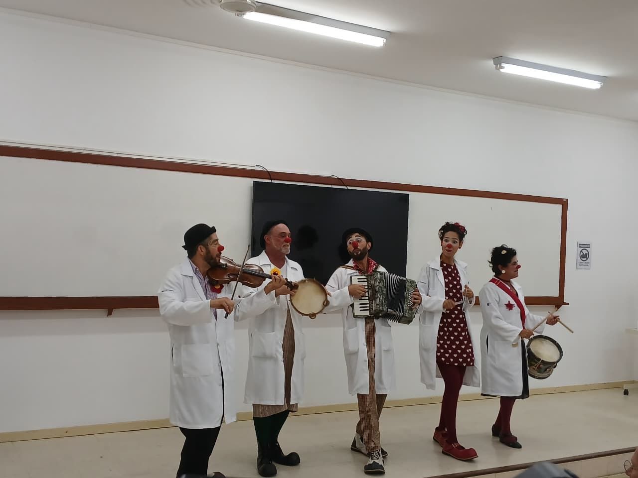 Acolhimento e humaniza&ccedil;&atilde;o no ambiente hospitalar: projeto leva palha&ccedil;aria para pediatria do Hospital Alcides Carneiro, em Petr&oacute;polis