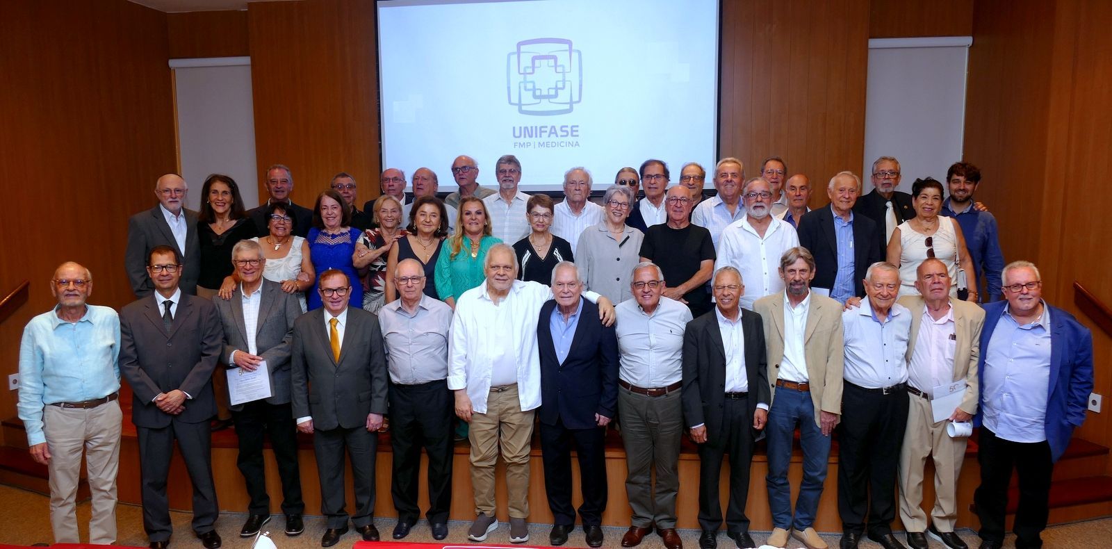Turma de Medicina de 1975 regressa ao campus para celebrar 50 anos de hist&oacute;ria