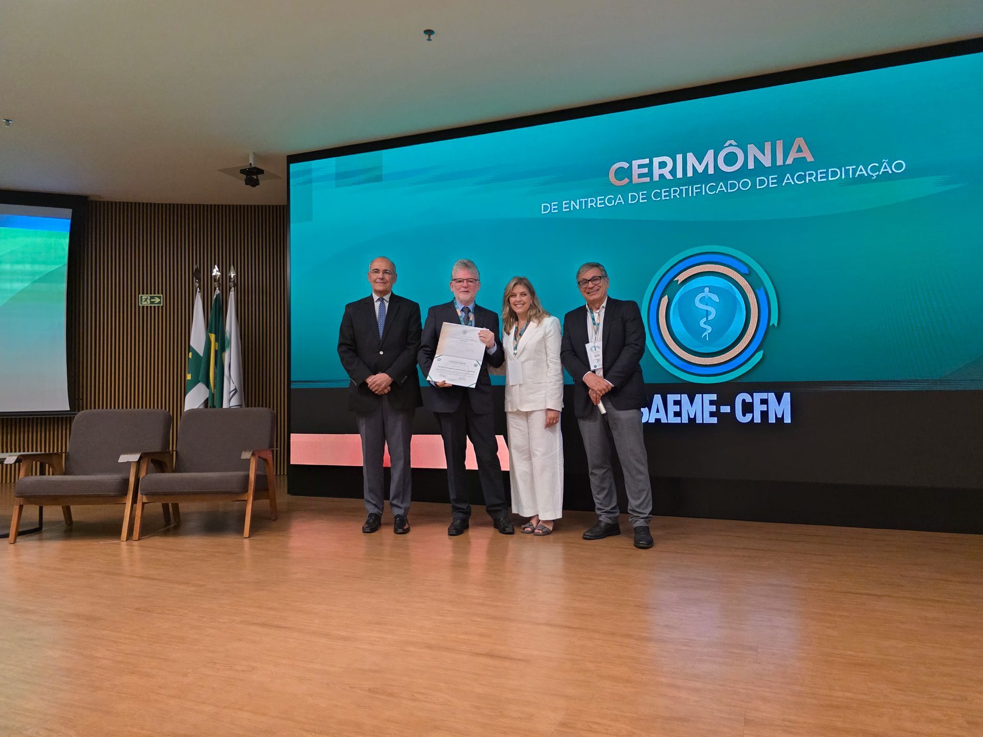 Egresso da FMP entrega certifica&ccedil;&atilde;o de excel&ecirc;ncia ao diretor da institui&ccedil;&atilde;o