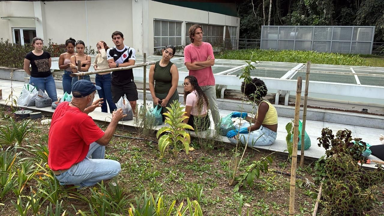 Horta comunitária aproxima estudantes da natureza e reforça sustentabilidade na UNIFASE