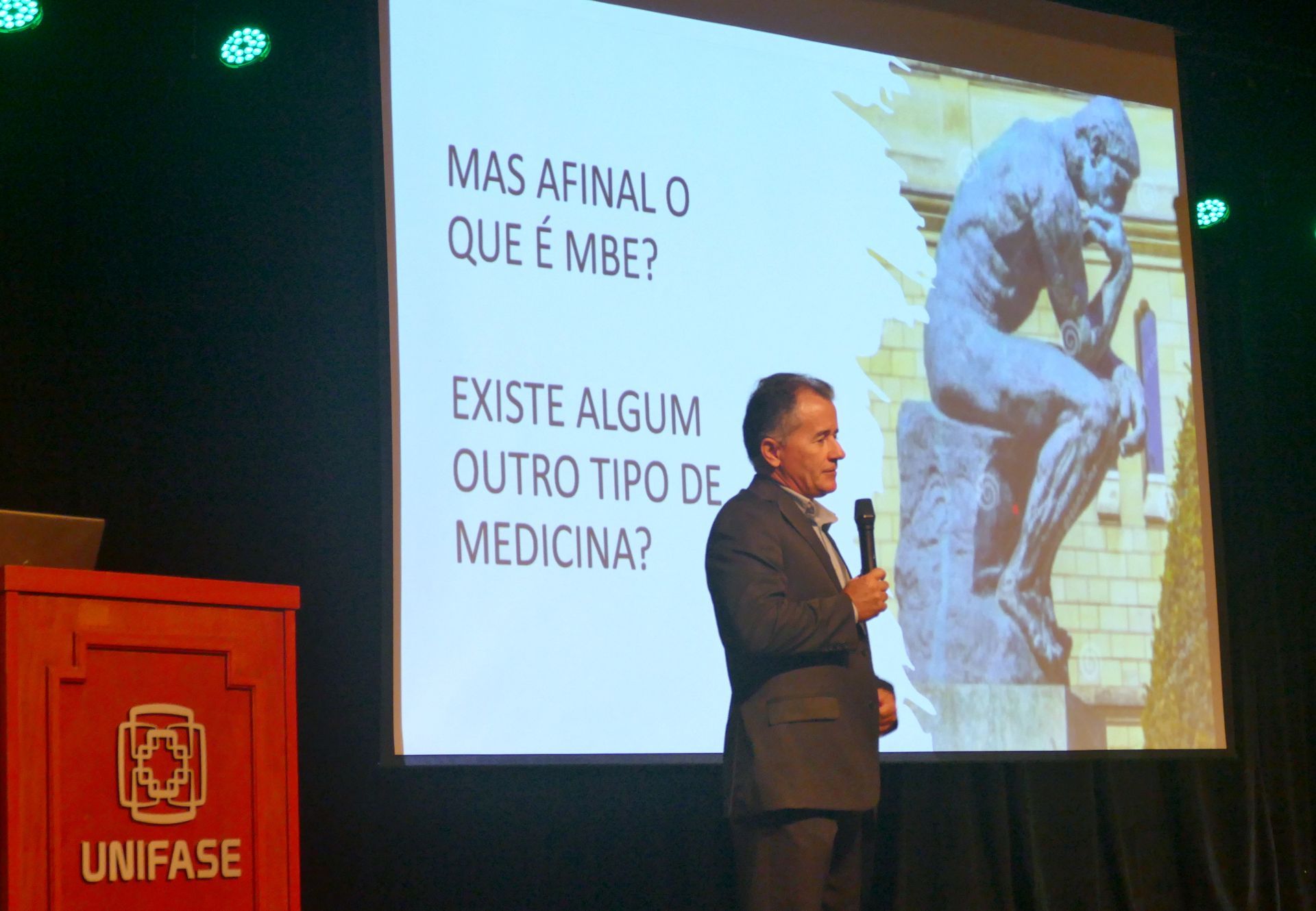 Aula magna de Medicina da UNIFASE/FMP debate pensamento cr&iacute;tico e sa&uacute;de baseada em evid&ecirc;ncias