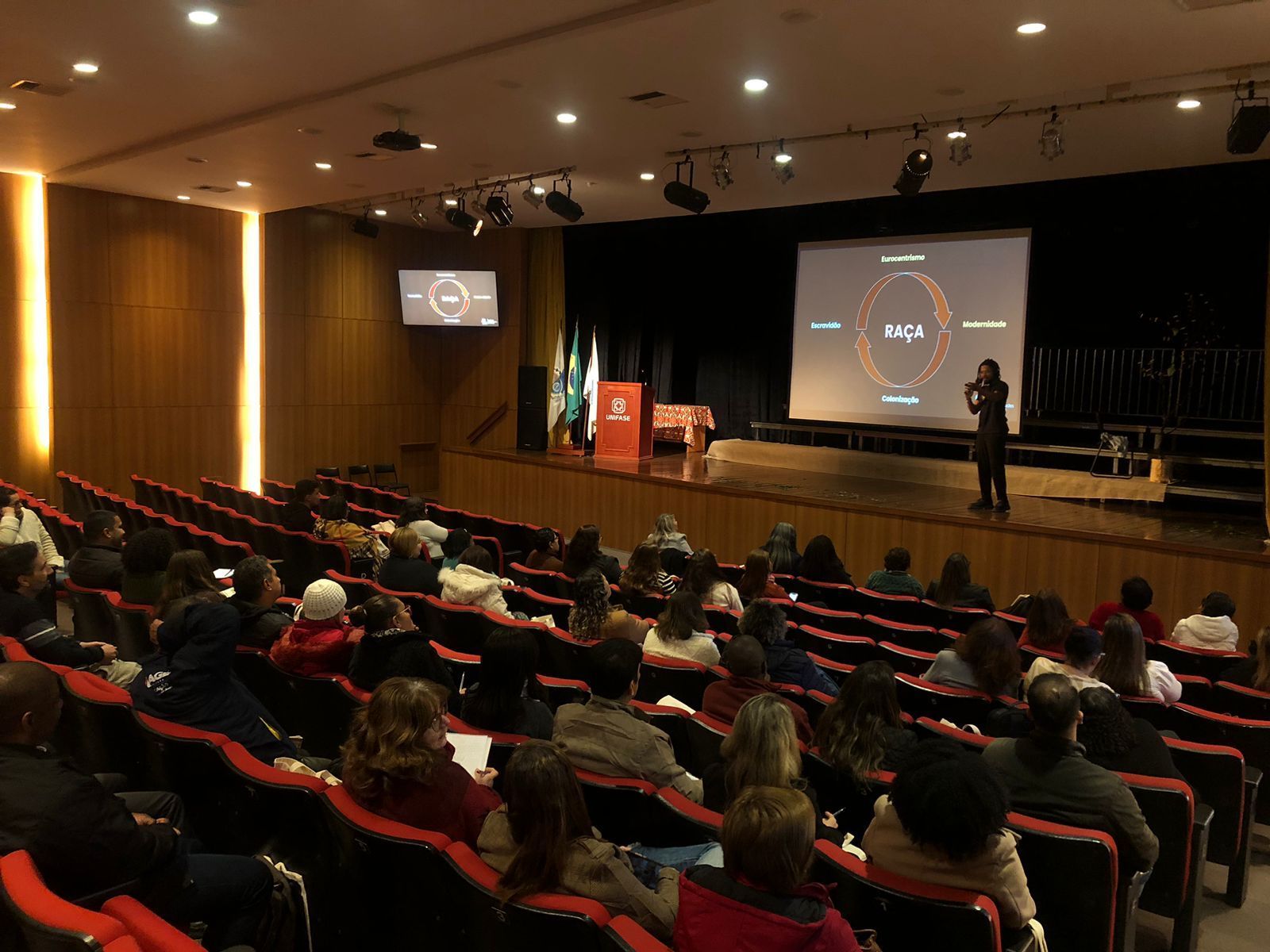 Semin&aacute;rio "Por uma Educa&ccedil;&atilde;o Antirracista"