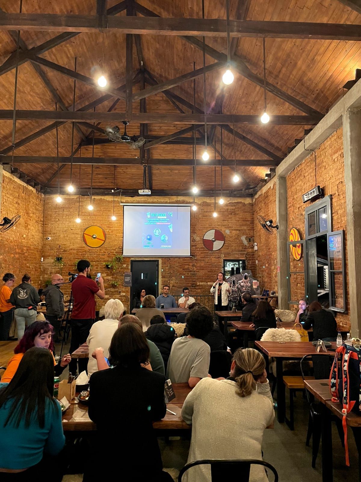 UNIFASE participa do Pint of Science, festival internacional que leva debates científicos para bares e restaurantes
