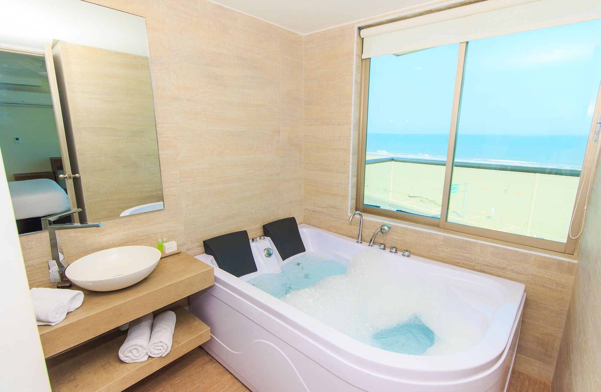 Un baño con jacuzzi y lavabo.