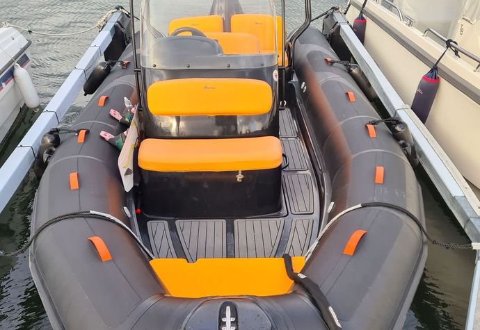 Expert on-site boat repair and service at your dock