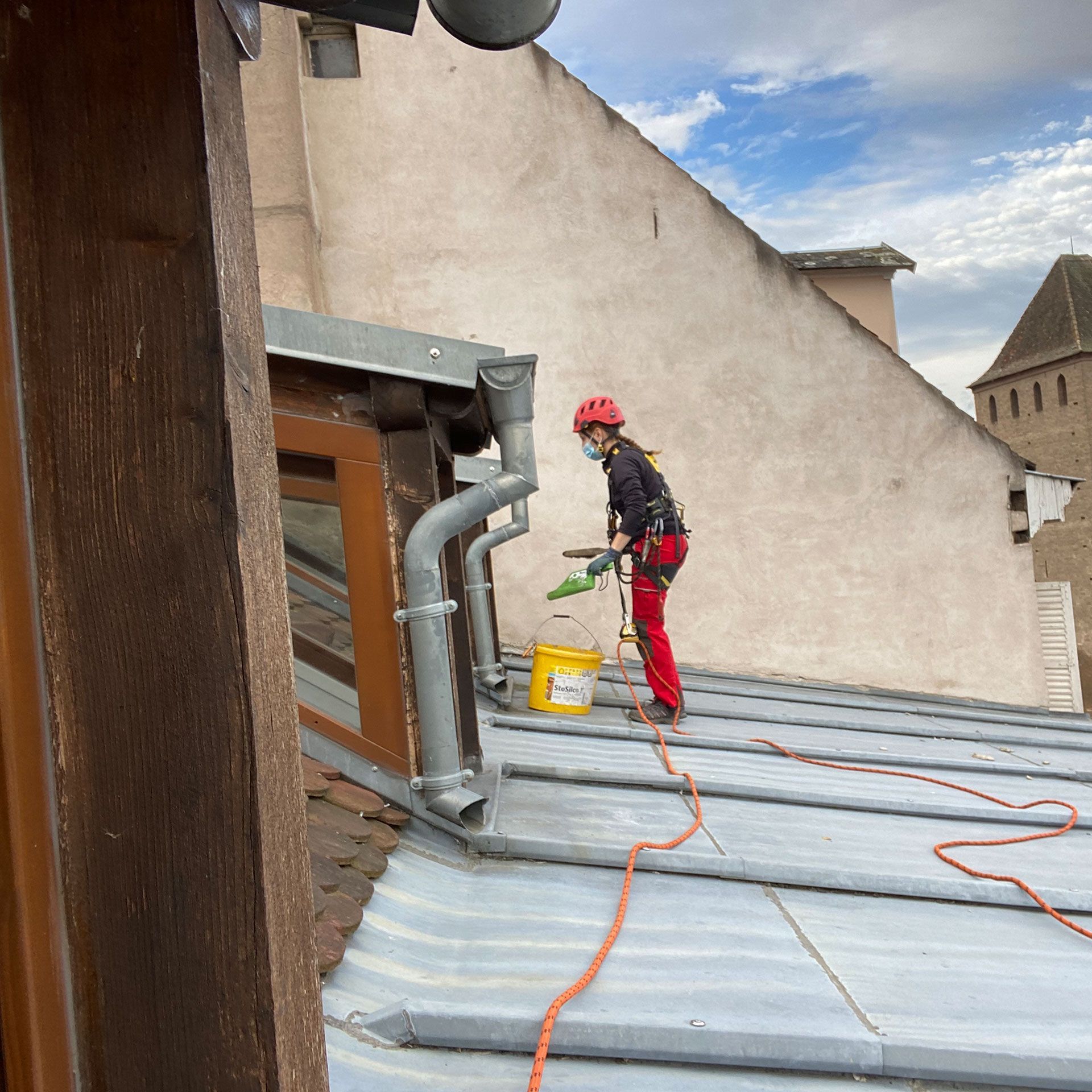 Un homme se tient sur le toit d'un immeuble