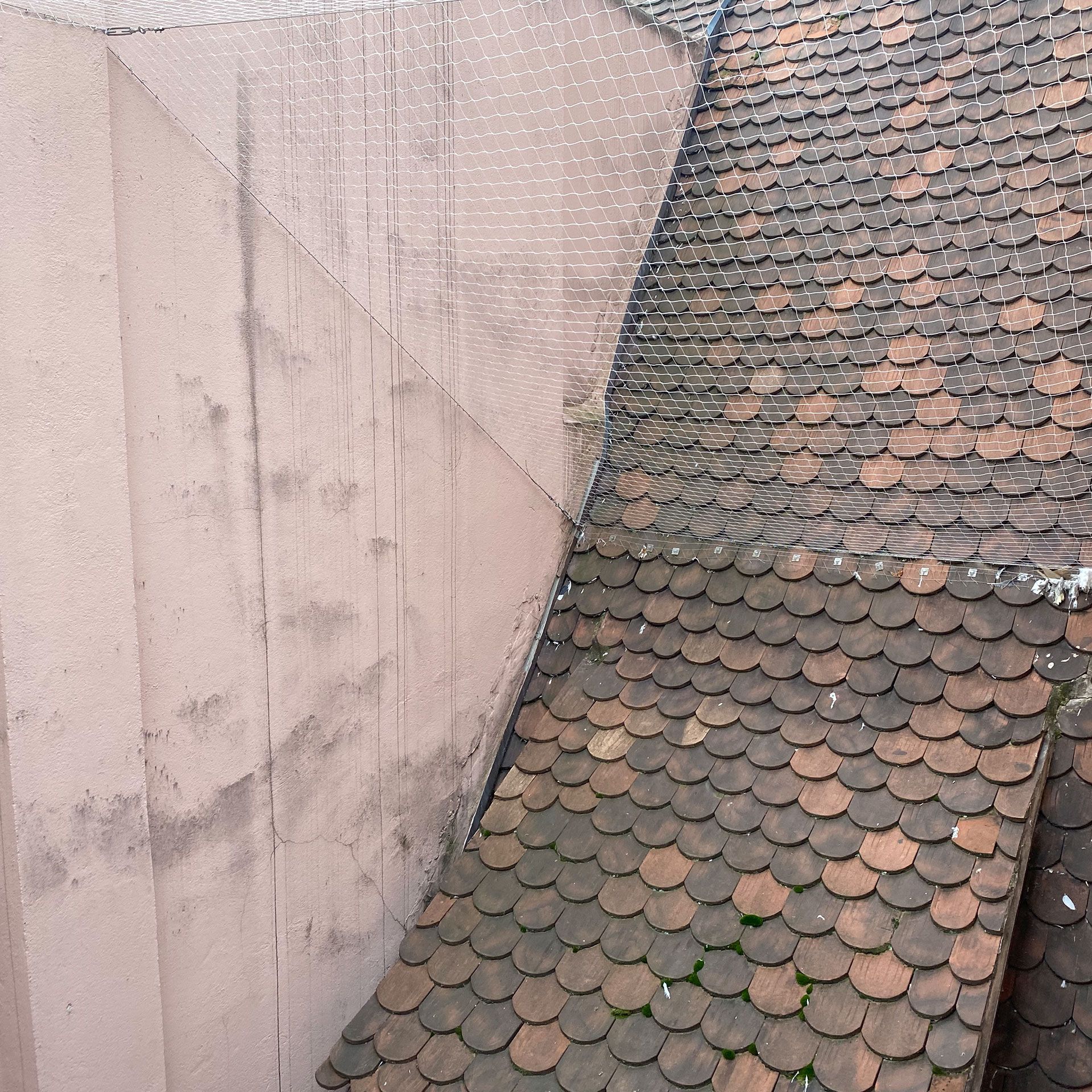 Un mur de briques avec un toit en arrière-plan