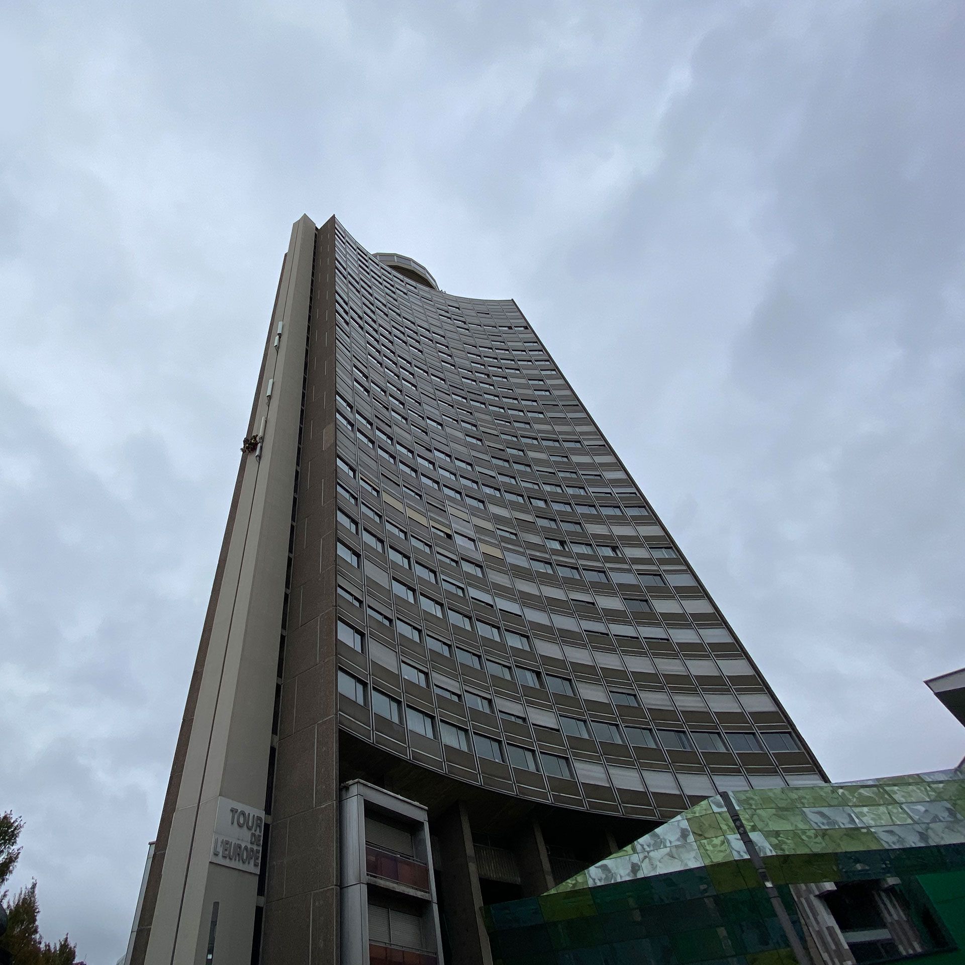 Regardant un grand bâtiment avec un ciel nuageux en arrière-plan