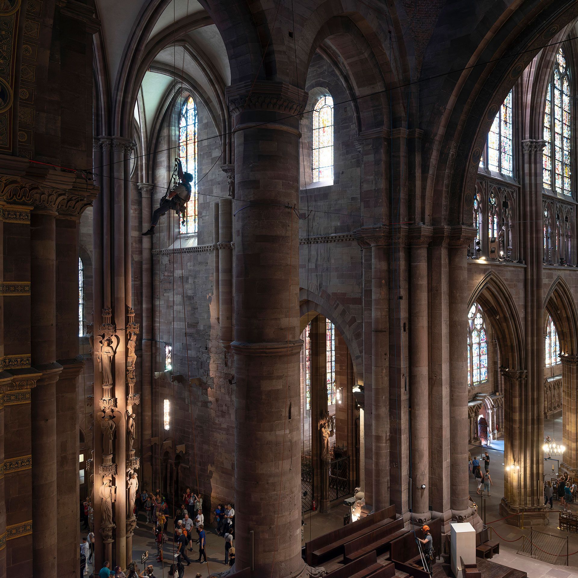 Une grande église avec beaucoup d'arches et de vitraux