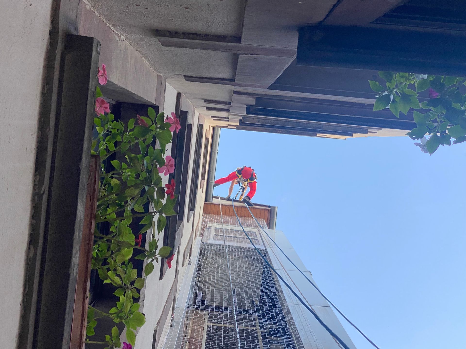 Un homme grimpe sur le côté d'un bâtiment.