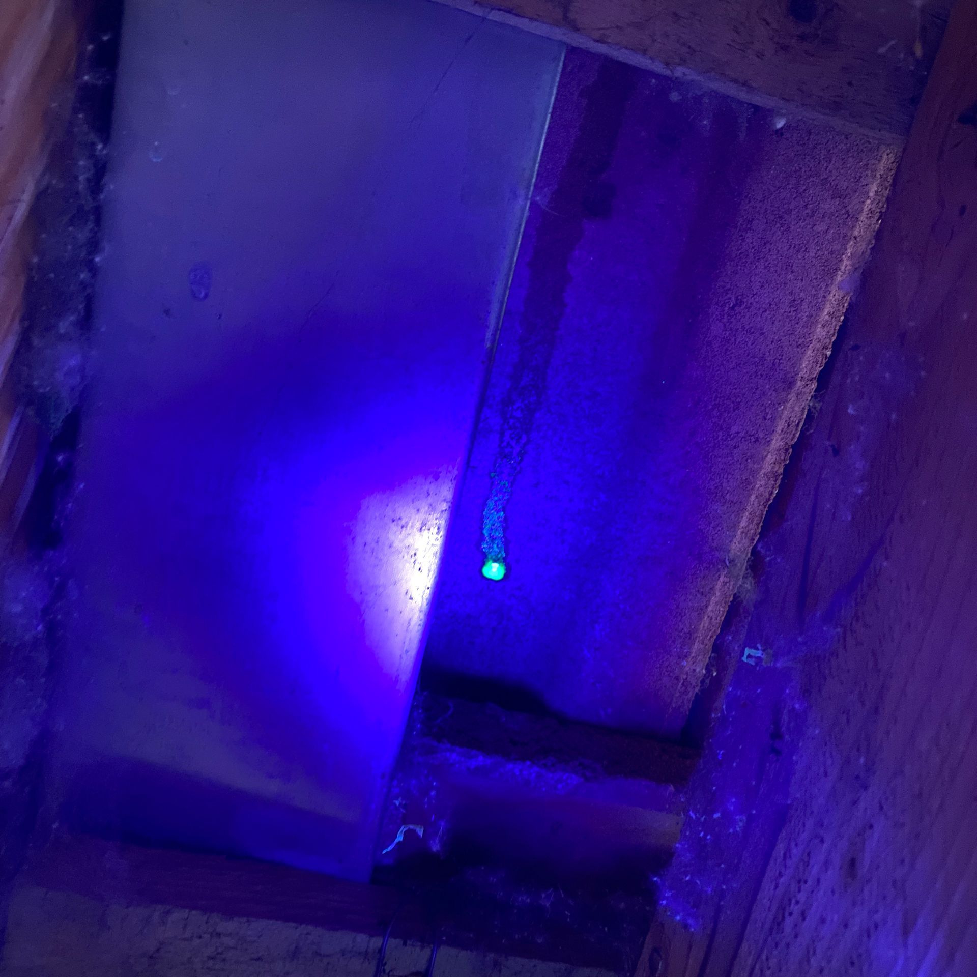 Une lumière bleue brille à travers un trou dans le plafond.