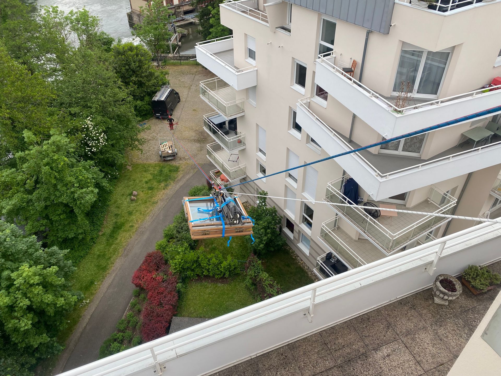 Une vue aérienne d'un bâtiment avec une grue attachée à celui-ci.