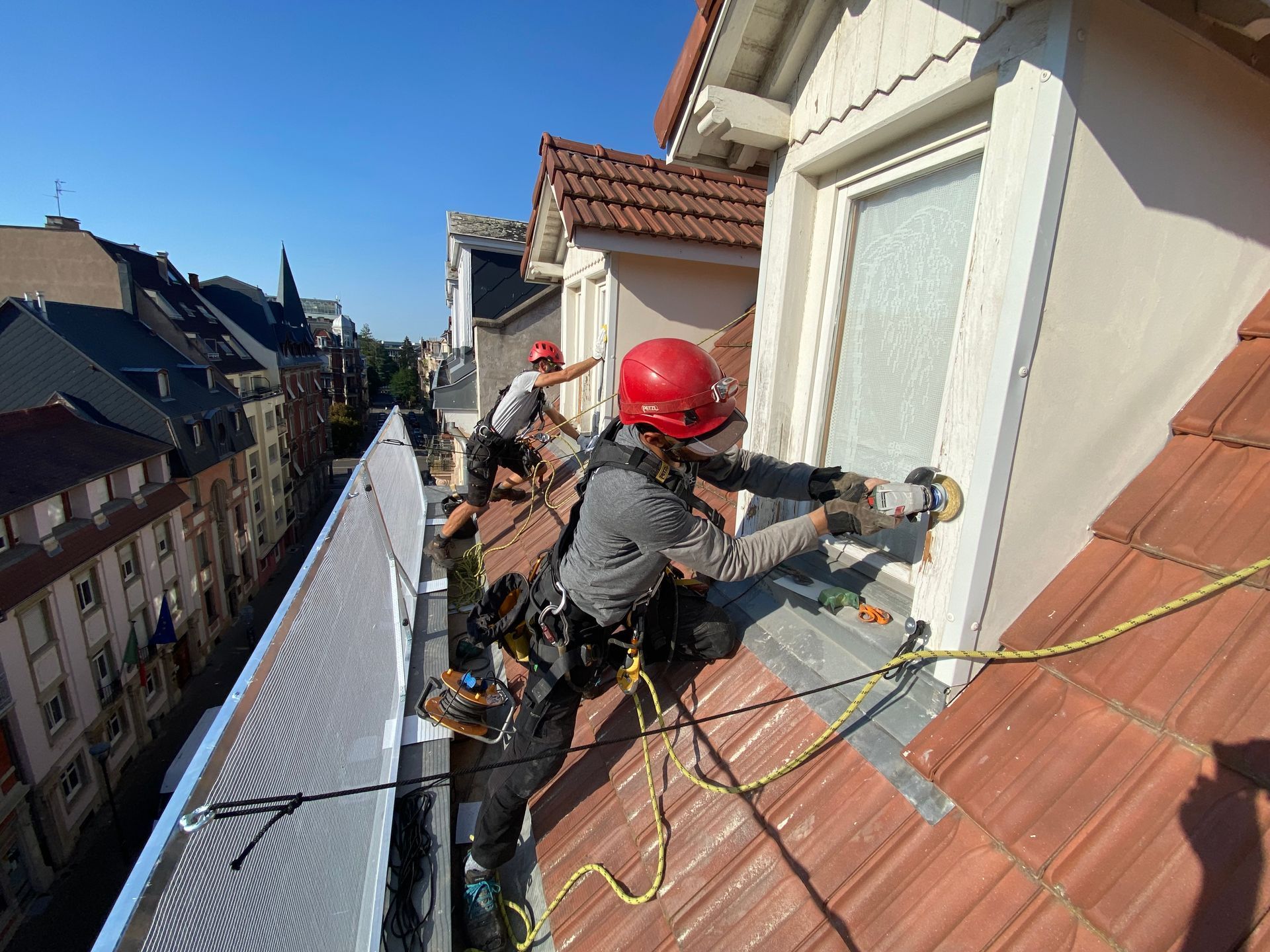 Un groupe de personnes travaille sur le toit d'un bâtiment.