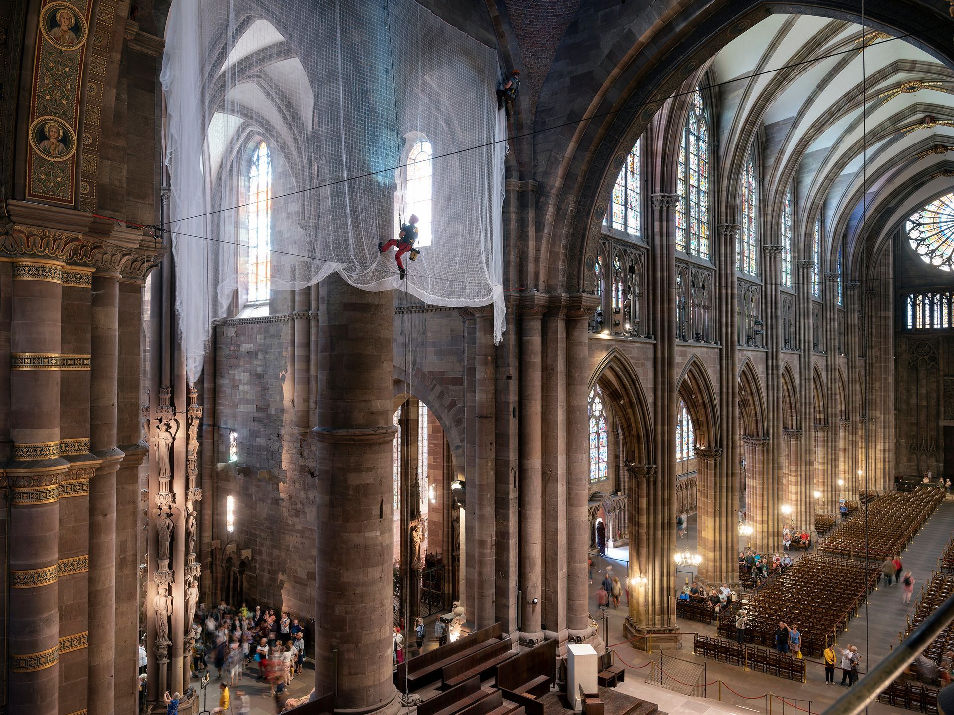 Une grande église avec beaucoup de colonnes et de vitraux.