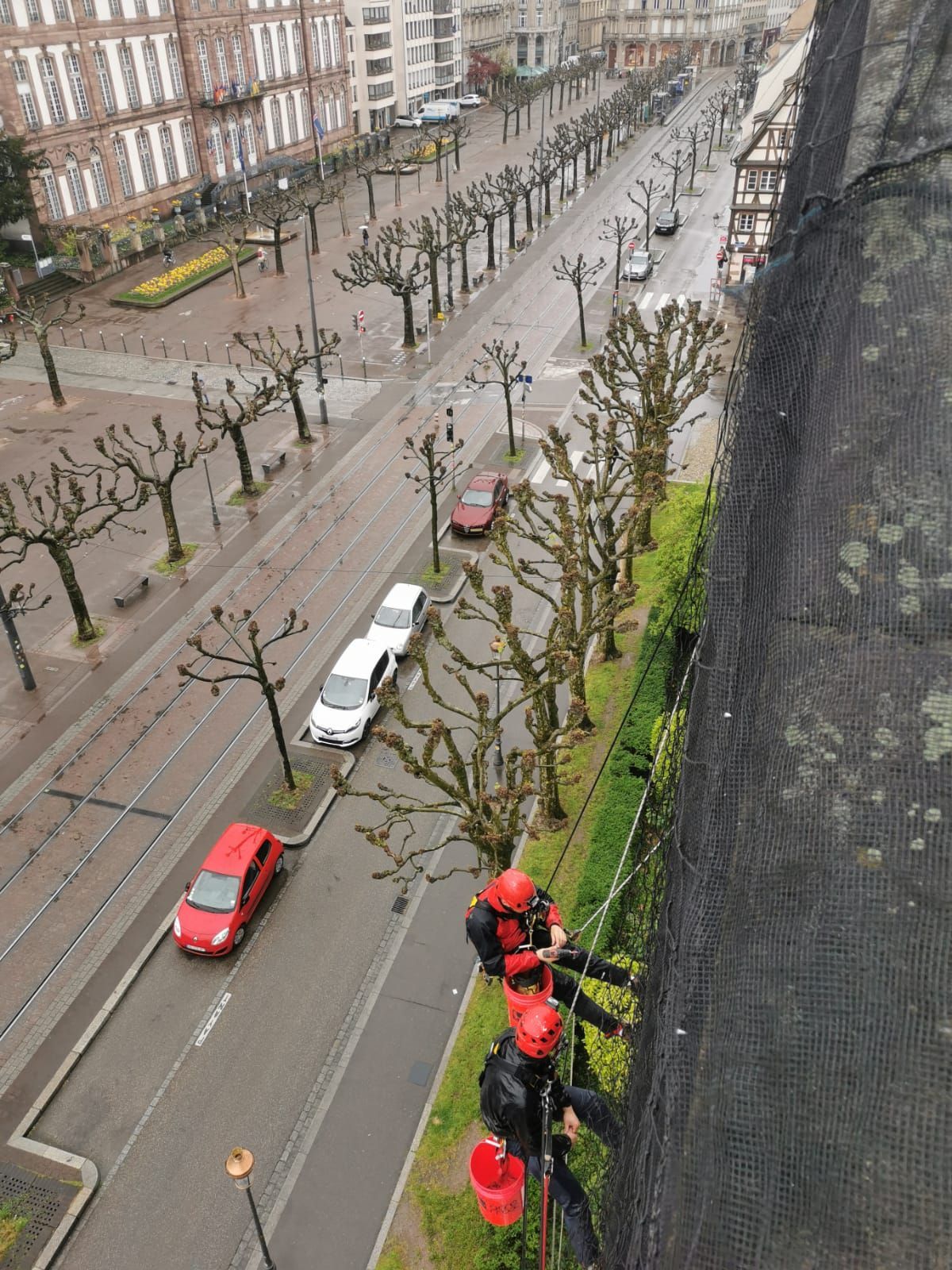 Un groupe de personnes se tient sur un rebord surplombant une rue de la ville.