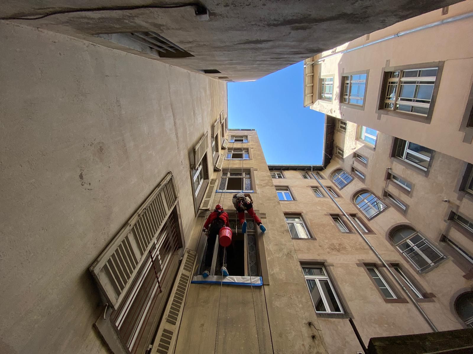 Regardant un bâtiment avec un ciel bleu en arrière-plan