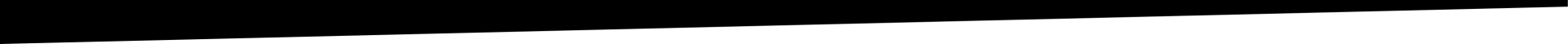 Un escalier noir et blanc avec une bordure blanche sur fond noir.