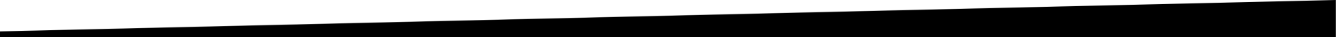 Une image en noir et blanc d'un escalier avec un fond blanc.