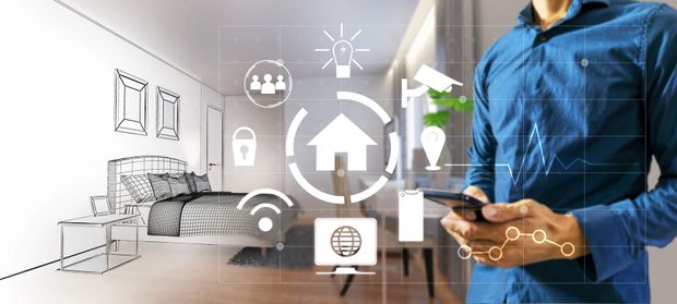 Interfaccia per la casa intelligente in una camera da letto, con una persona che tiene in mano uno smartphone sulla destra.