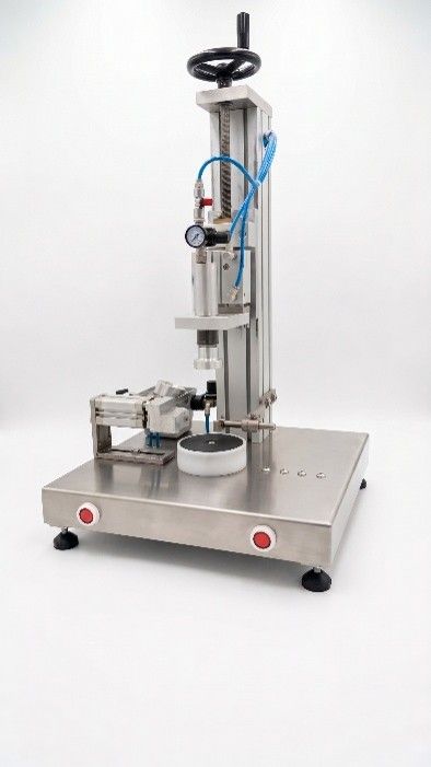 Macchina di prova industriale in acciaio inox con colonna verticale, volantino, tubi flessibili e base su ruote piroettanti