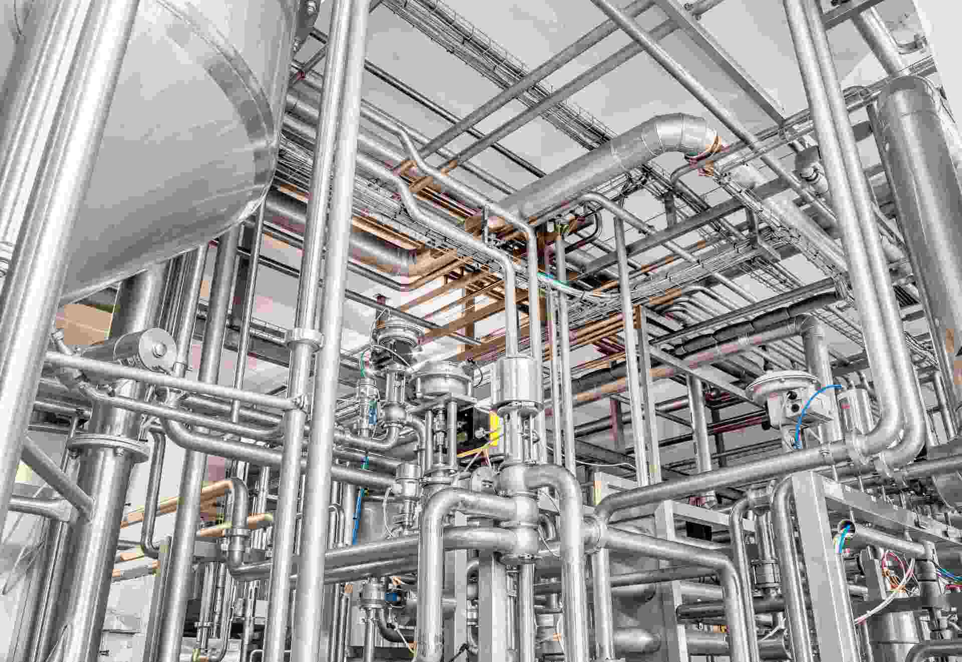 Tubazioni e attrezzature industriali in un ambiente industriale. 
