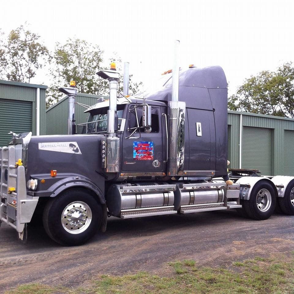 A Semi Truck With the Number 0 on the Side —  A & B Mullins Excavations Pty Ltd in Bargara, QLD