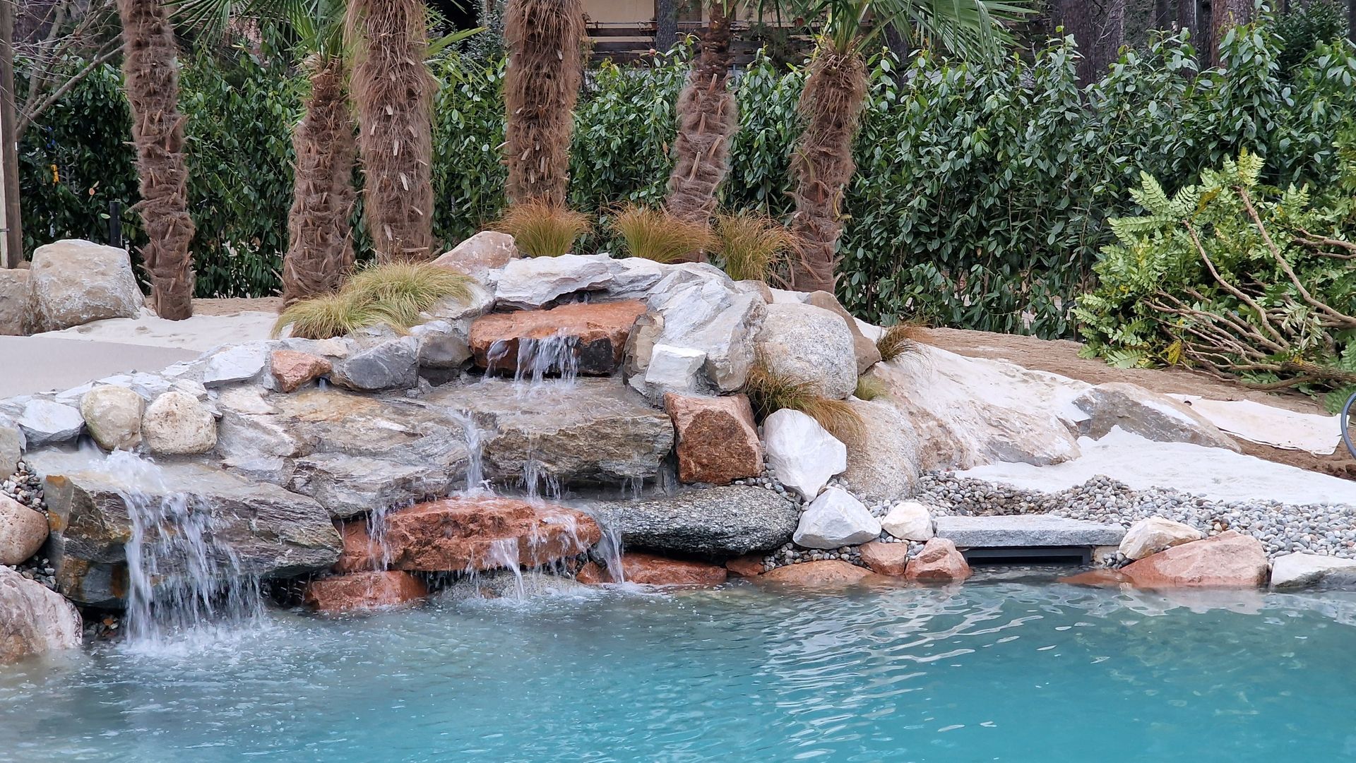 cascata da giardino realizzata da Rocks Design