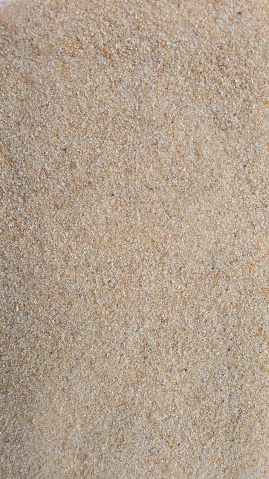 Primo piano di sabbia color beige chiaro con grana fine