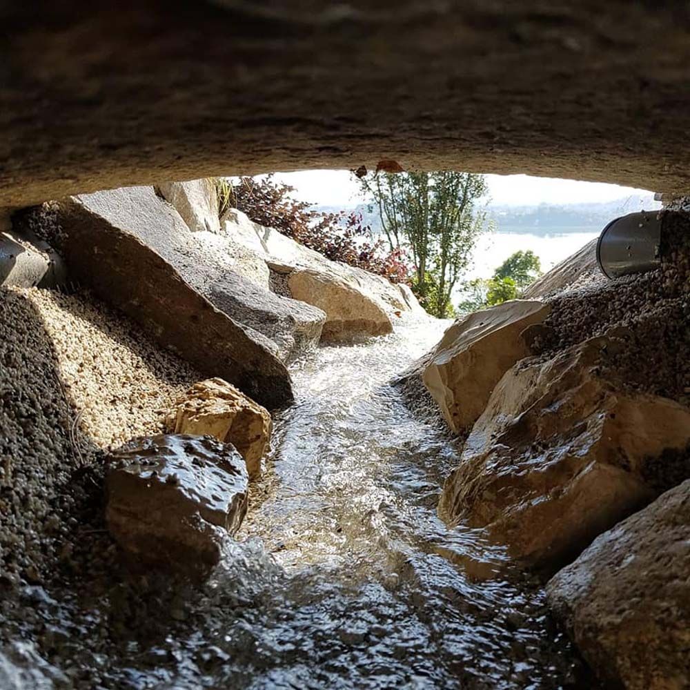 cascata da giardino realizzata da Rocks Design