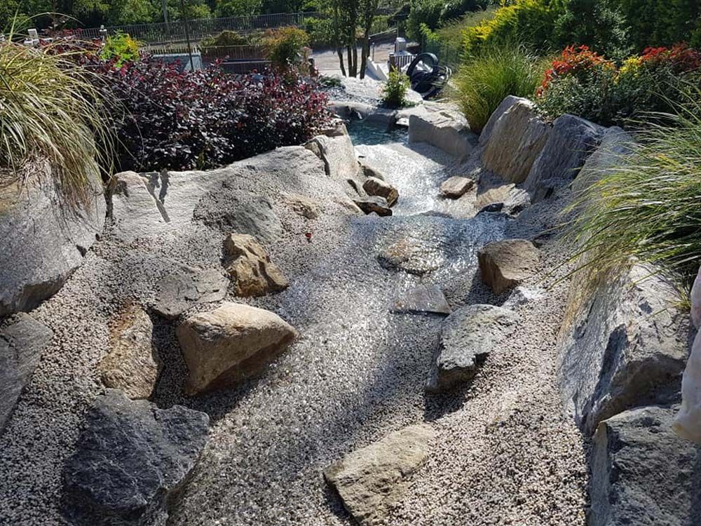 cascata da giardino realizzata da Rocks Design