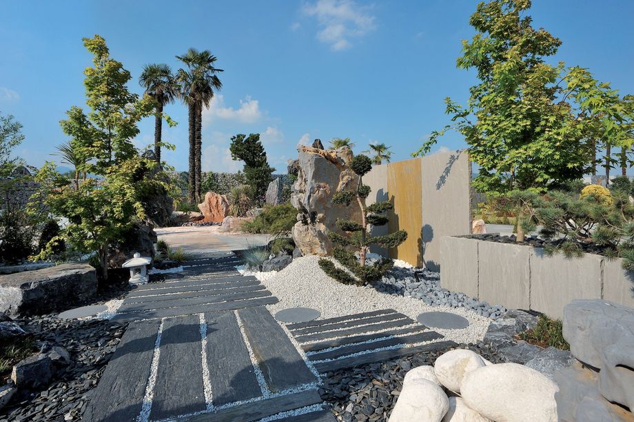 un parco acquatico pieno di persone e palme