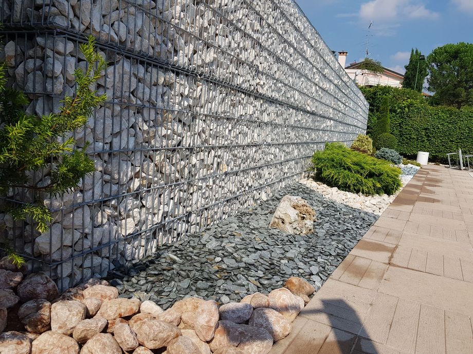 un parco acquatico pieno di persone e palme