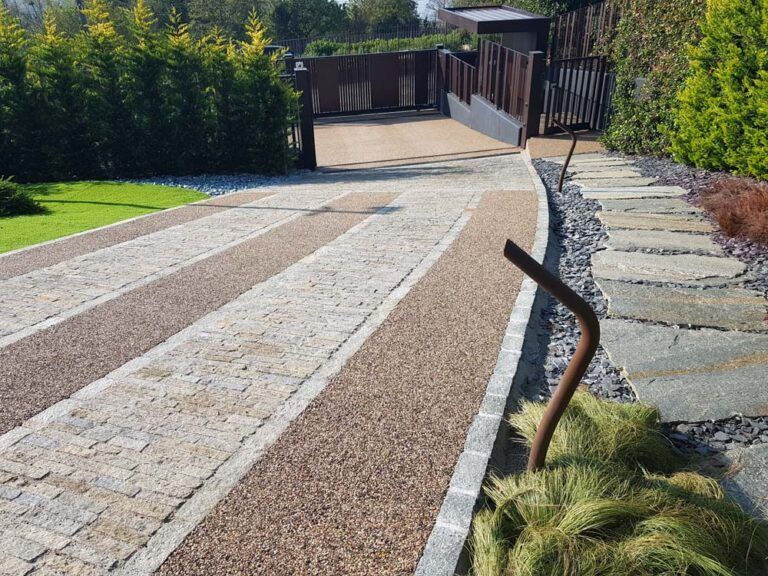 un parco acquatico pieno di persone e palme