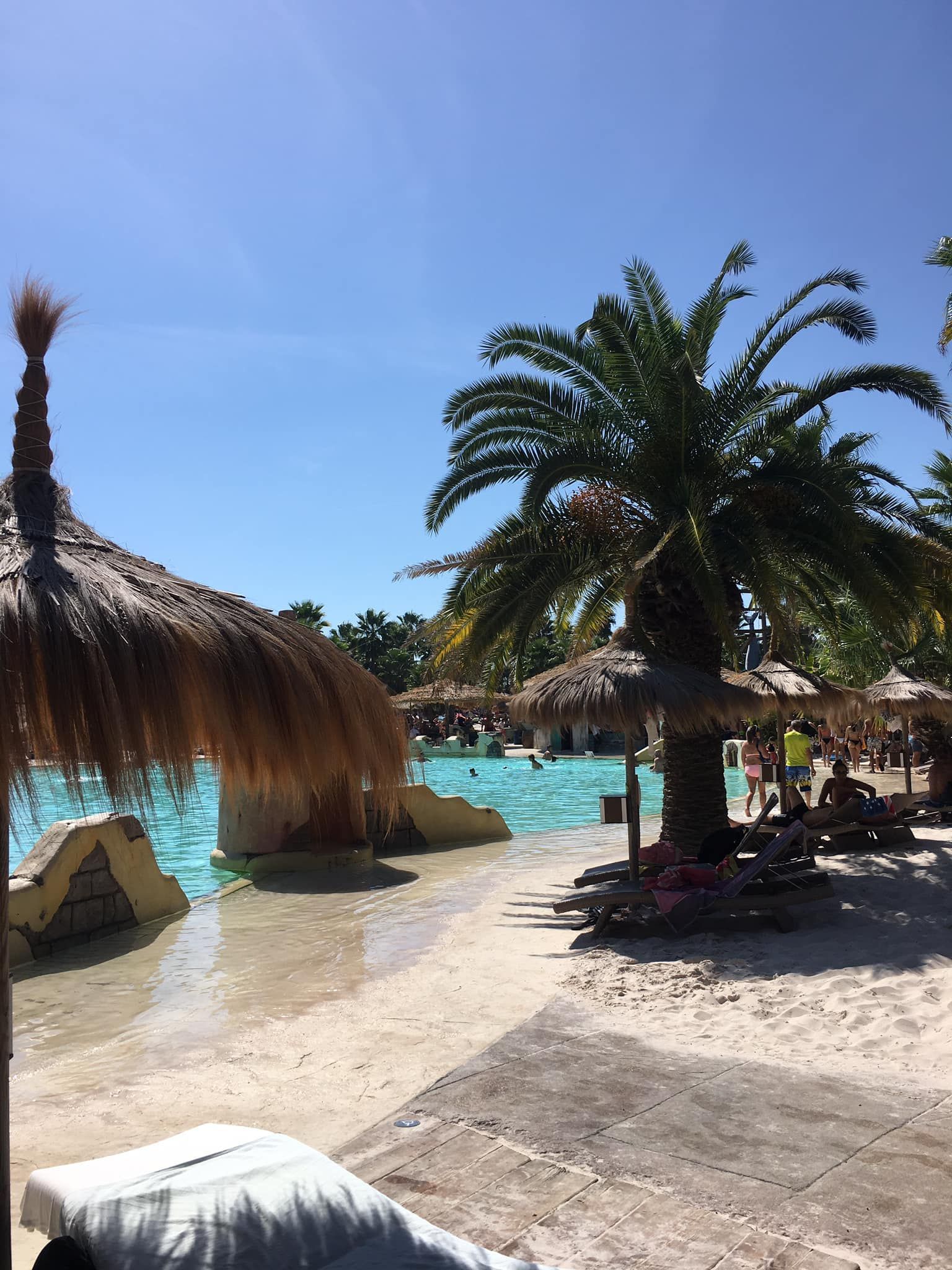 piscina naturale modello Caraibi con sabbia e rocce di Rocks Design