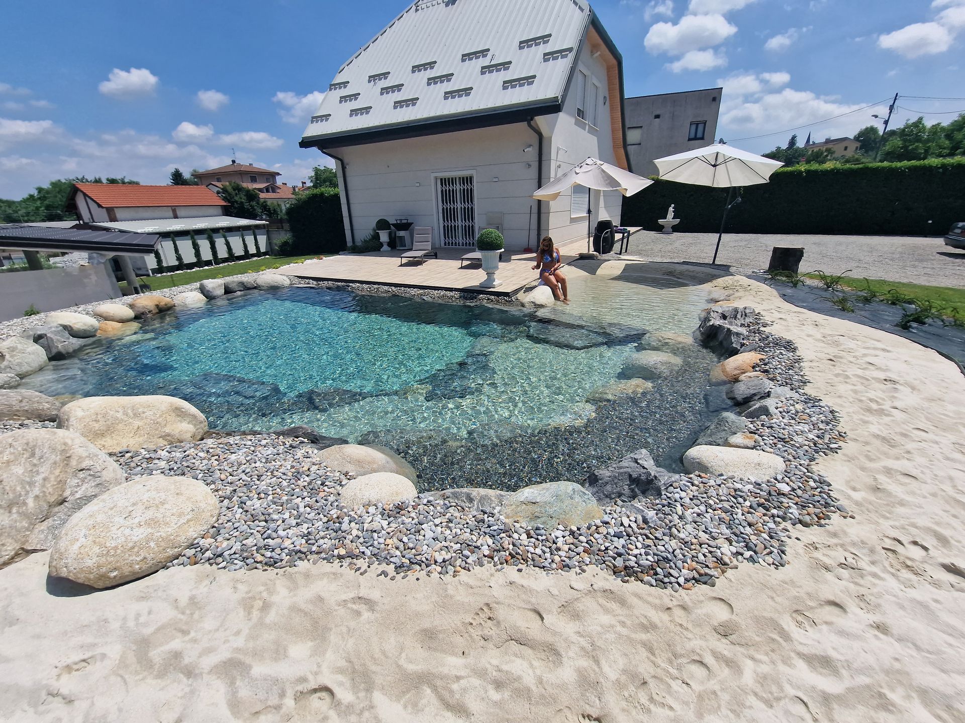 piscina naturale modello Caraibi con sabbia e rocce di Rocks Design