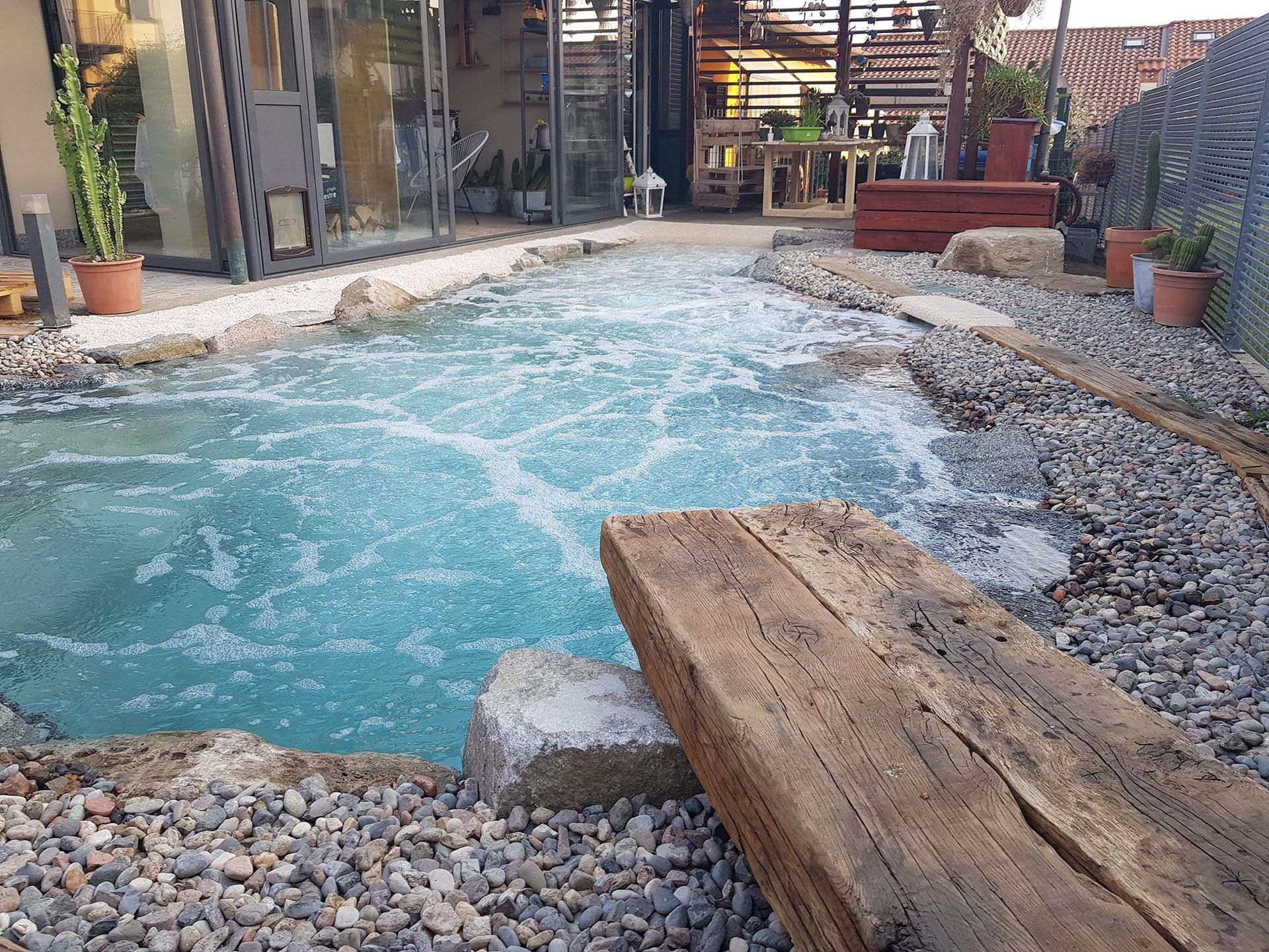 piscina naturale modello Mediterraneo di Rocks Design