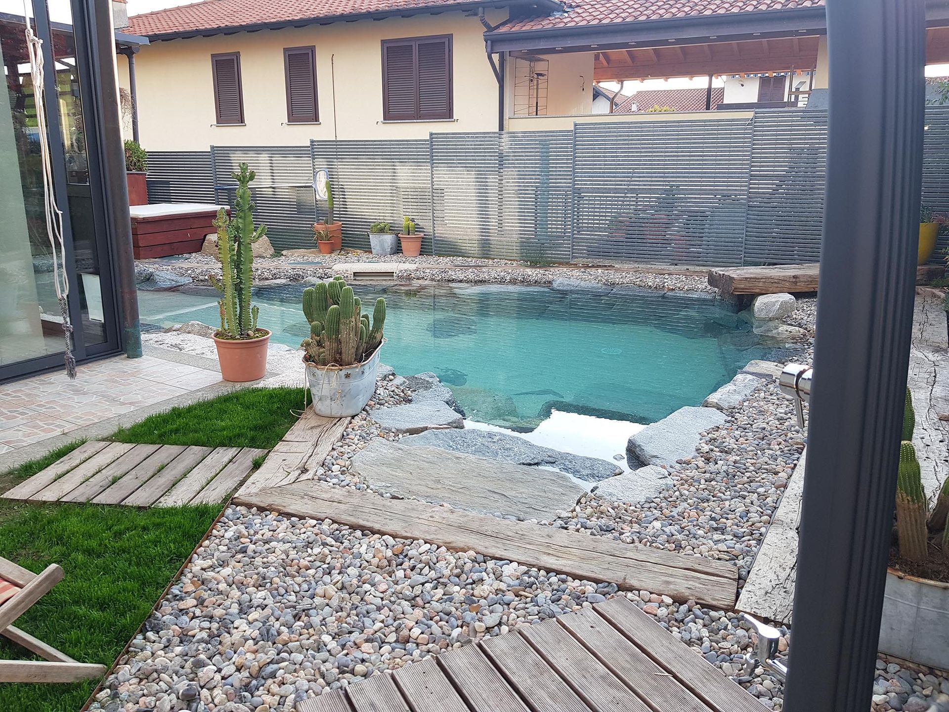 piscina naturale modello Mediterraneo di Rocks Design