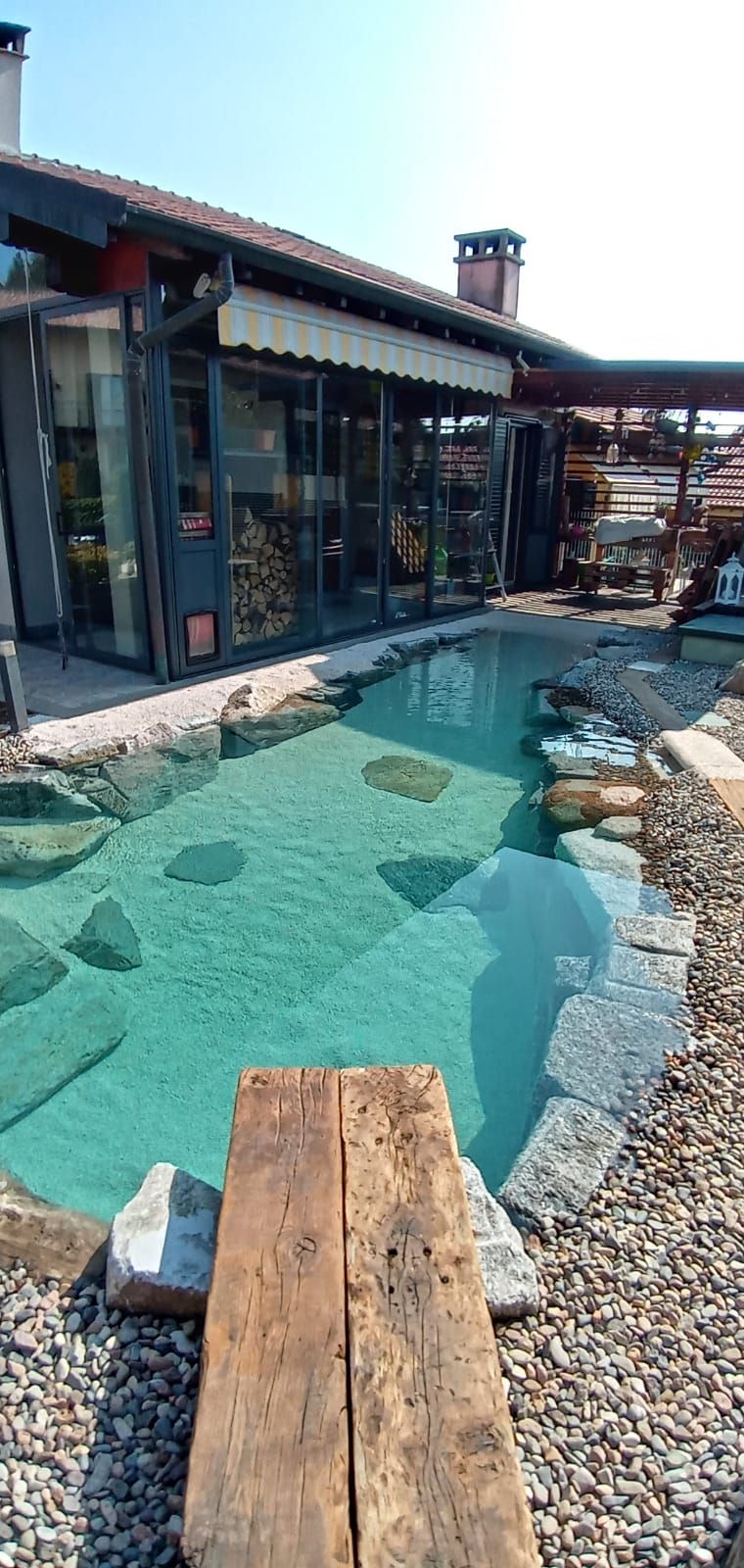 piscina naturale modello Mediterraneo di Rocks Design