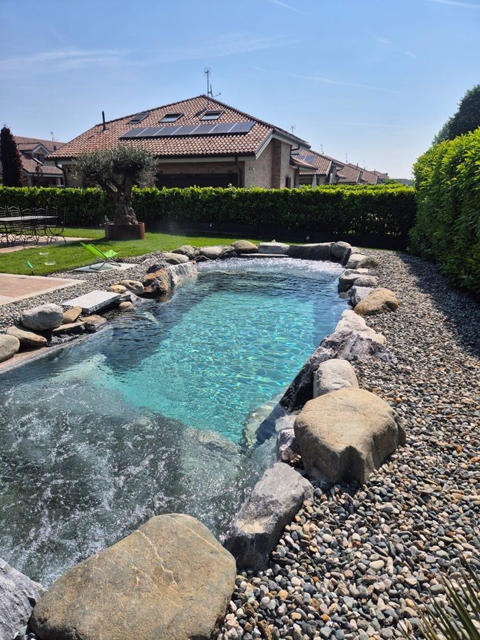 piscina naturale modello Mediterraneo di Rocks Design