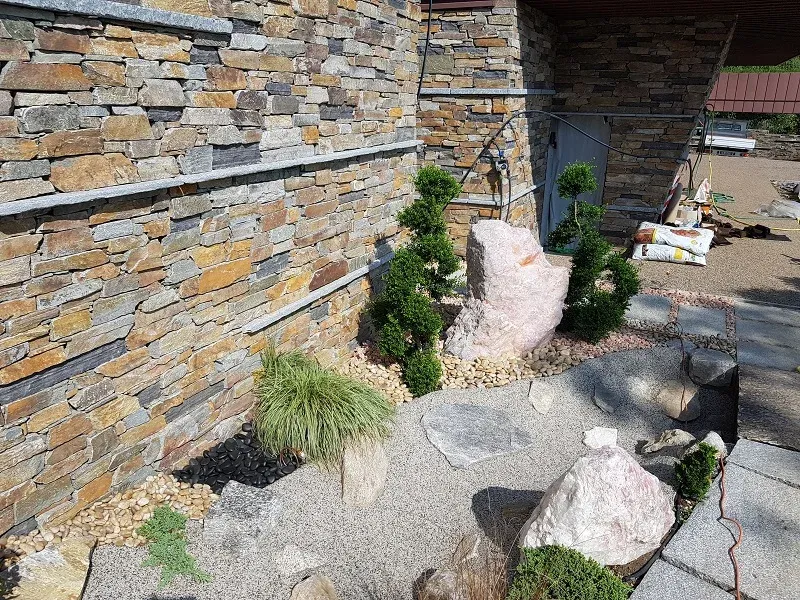 cascata da giardino realizzata da Rocks Design