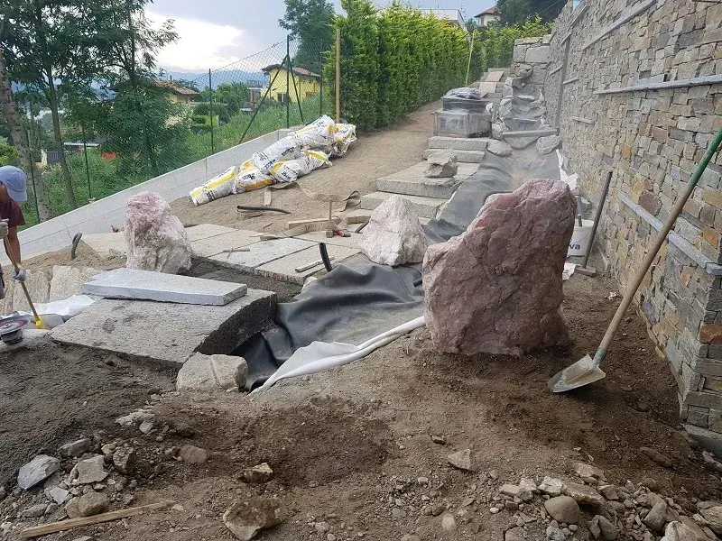 cascata da giardino realizzata da Rocks Design