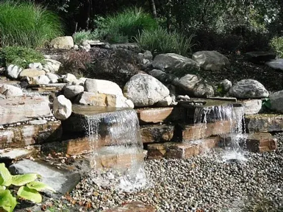 cascata da giardino realizzata da Rocks Design