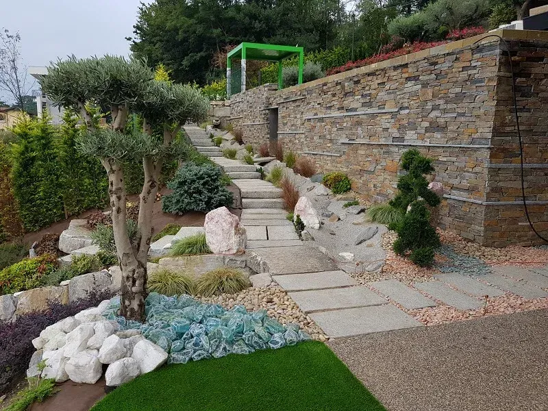 cascata da giardino realizzata da Rocks Design