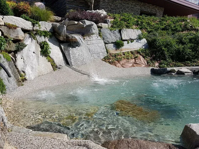 cascata da giardino realizzata da Rocks Design