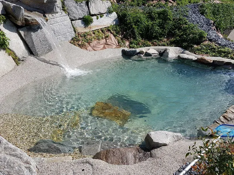 cascata da giardino realizzata da Rocks Design