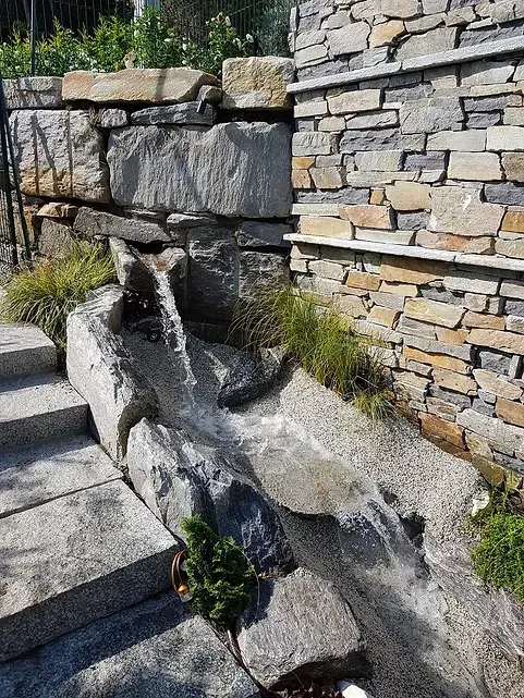 cascata da giardino realizzata da Rocks Design