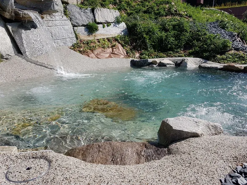 cascata da giardino realizzata da Rocks Design